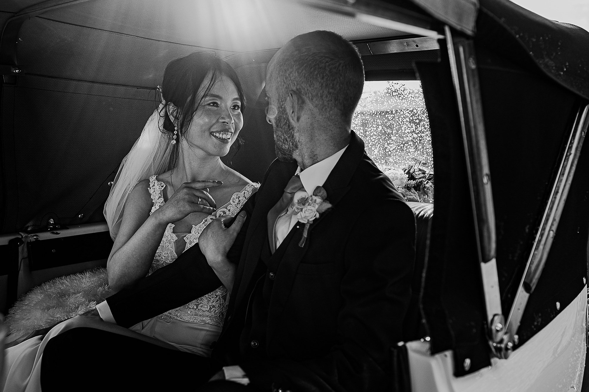  Nice light and moment with bride and groom in their wedding car. 