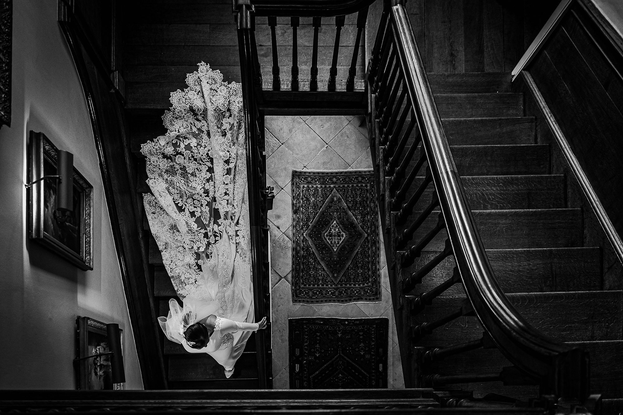  Plan view of bride walking down the stairs. 