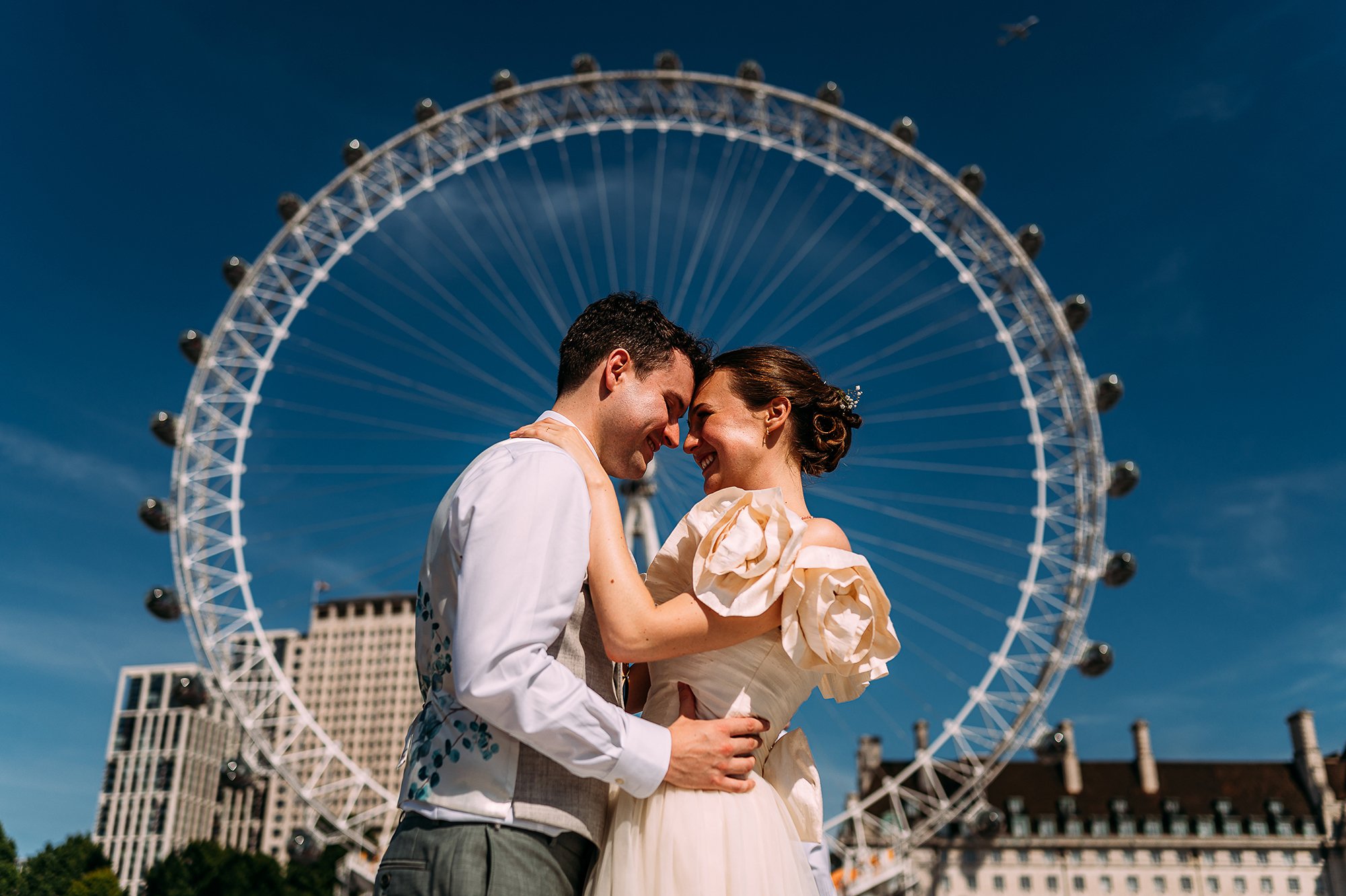  Couple portrait framed within the London eye. 