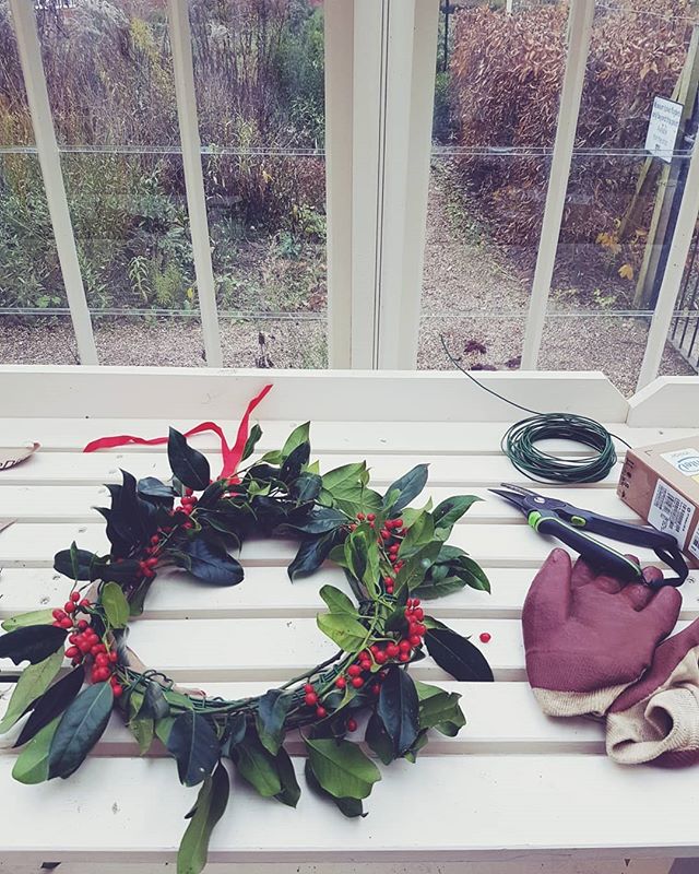 Made a wreath for the museum with cuttings from the grounds 🤶🌿