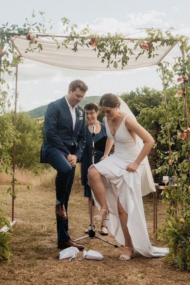 Sarah & Sandor breaking glass.jpg