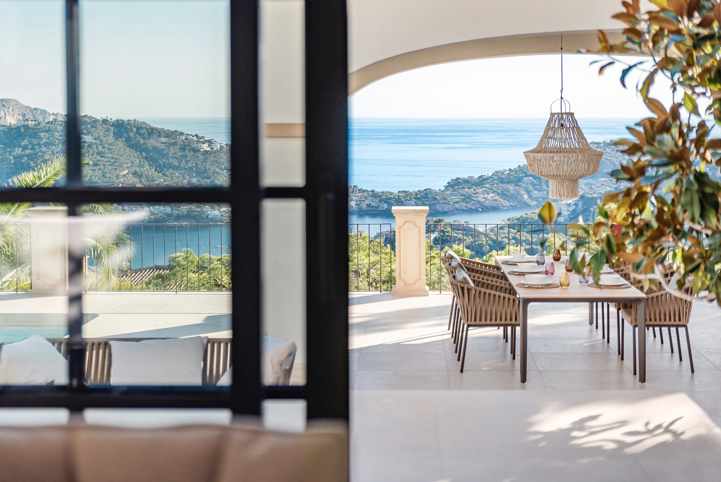  Chairs / lamp (project by APM Mallorca / photo by Karina Iva) 