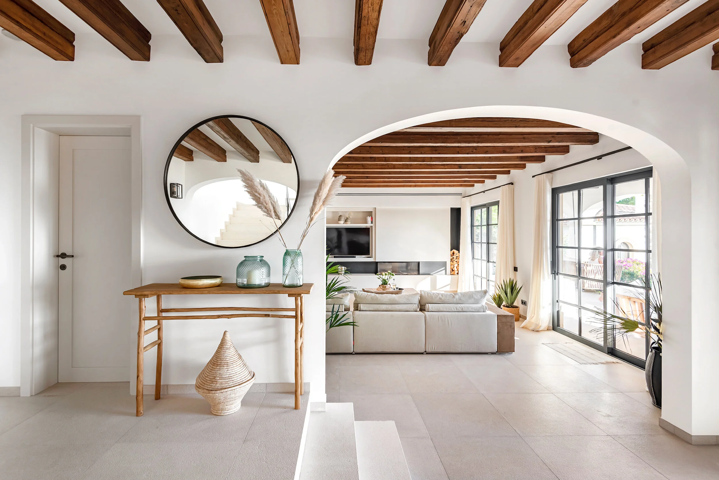  round iron mirror / console / green glass vases / tajin basket (project by APM Mallorca, photo by Karina Iva) 