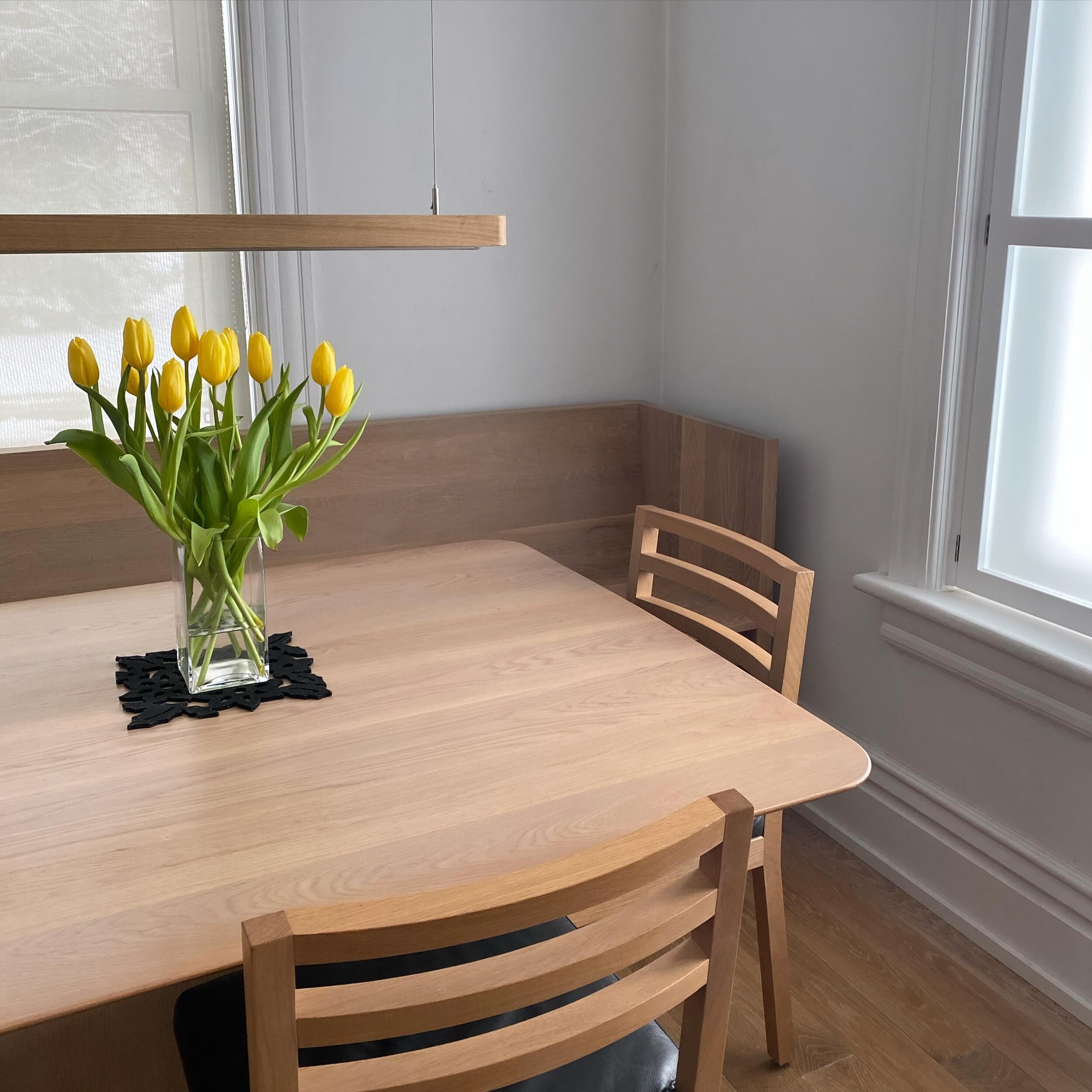 Even though it&rsquo;s snowing outside the window, Spring is officially here! Who is ready for some warmer weather? .
.
#spring #tulips #diningtable #oaktable #diningroom #contourtable #diningroomideas
#bespokefurniture #torontodesigner 
#interiordes