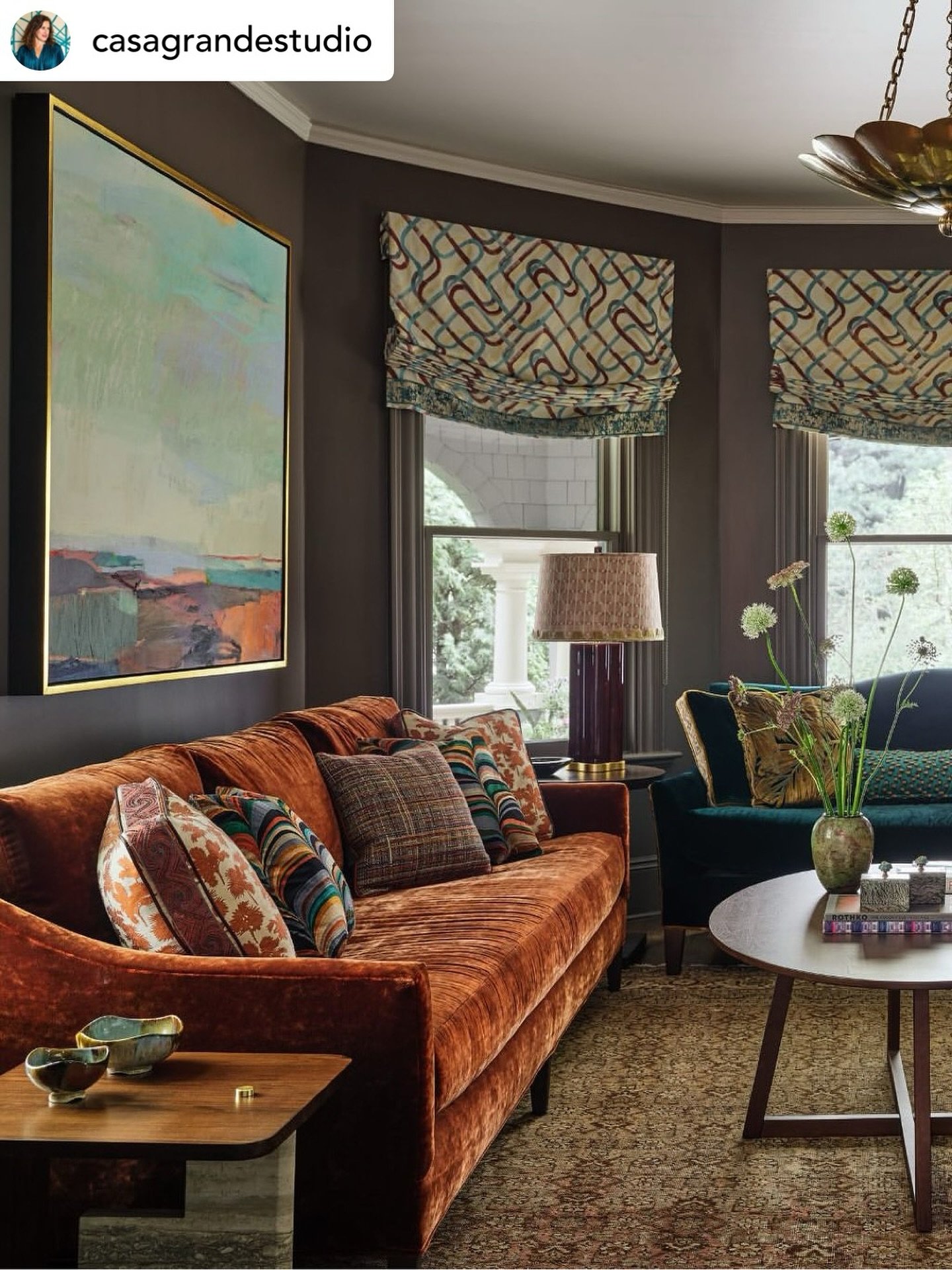 Casagrande Studio @casagrandestudio works their magic layering colours and textures in this sumptuous interior featuring our Finn oval coffee table.

📷@readmckendree 

#livingroomdesign #interiordesigntransformation #bostoninteriordesigner #coffeeta