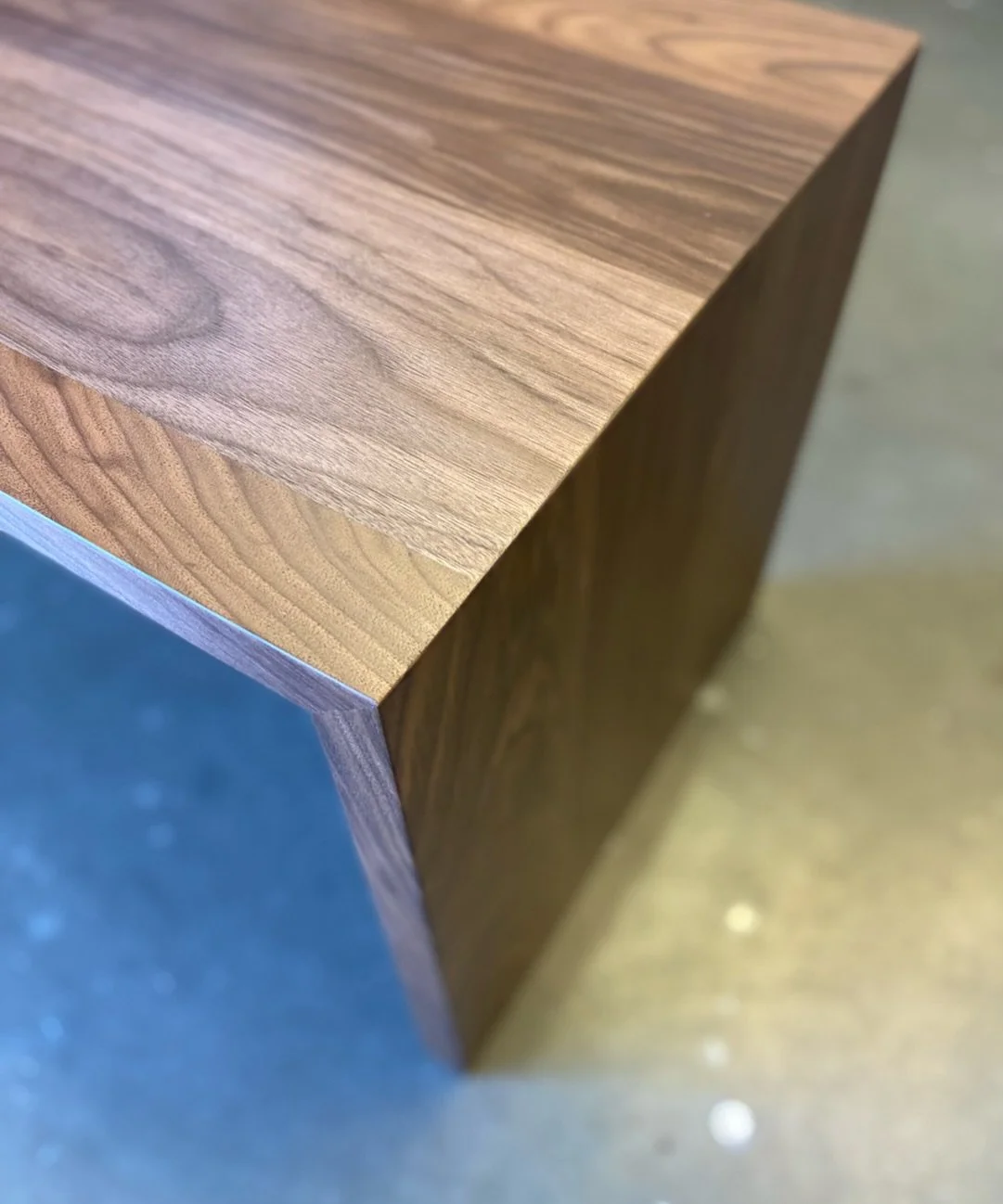 Close up&hellip;custom solid walnut bench. 

#customfurniture #bench #foyerdecor #seating #torontointeriordesign #spekeklein