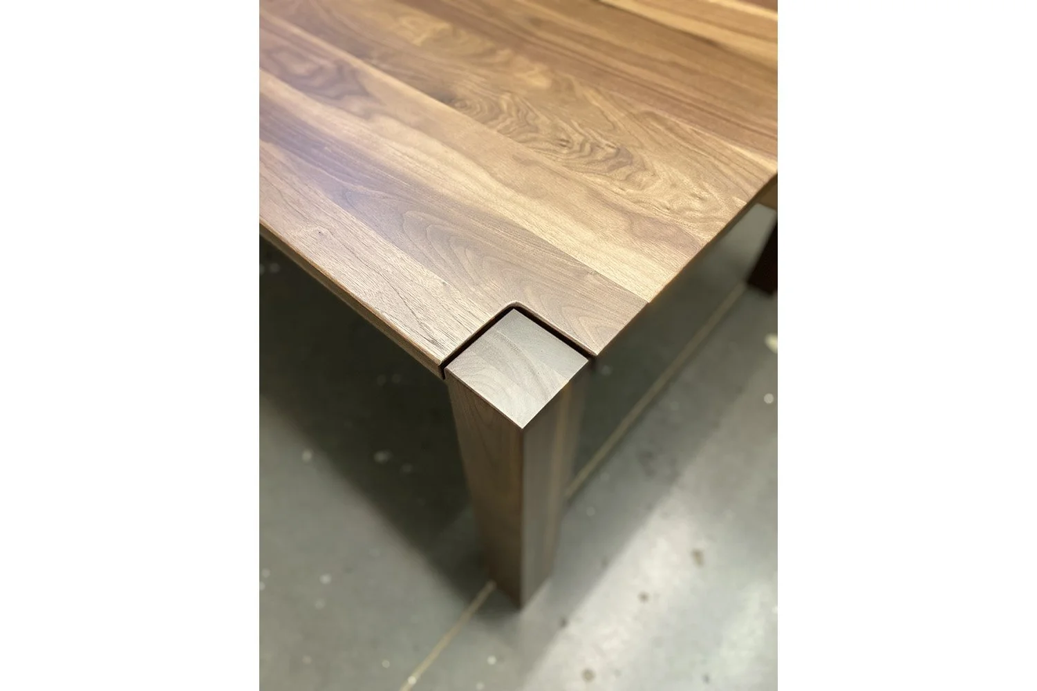alden_dining_table_walnut_detail.jpg