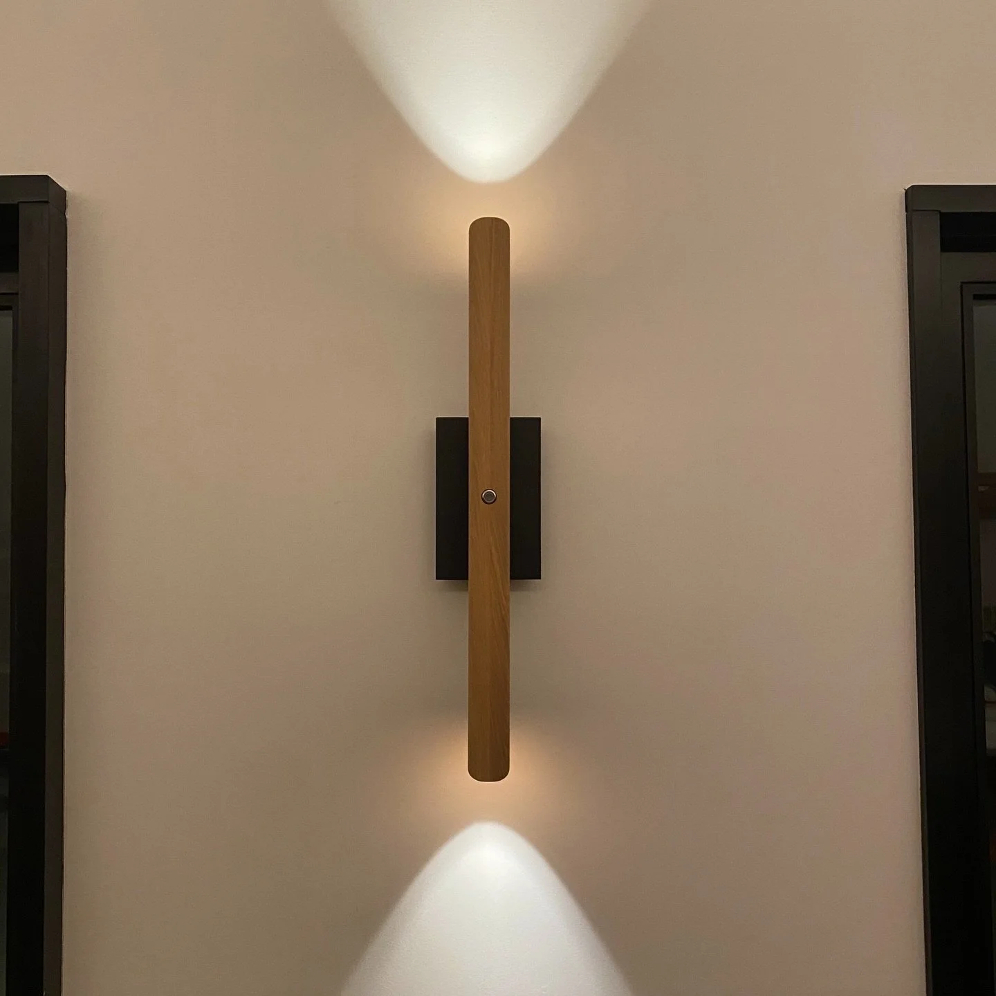 Custom Wall Sconce. On and off. 
Solid oak. 

#lighting #lightingdesign #architecturallighting #interiordesign #ledlighting