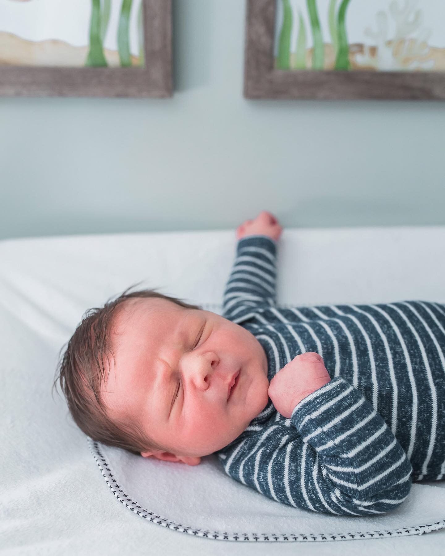 I firmly believe your home is the absolute best location for a newborn shoot. It&rsquo;s where your baby&rsquo;s story begins and the place you&rsquo;ll all want to look back at years and years from now, regardless of whether you&rsquo;re still there