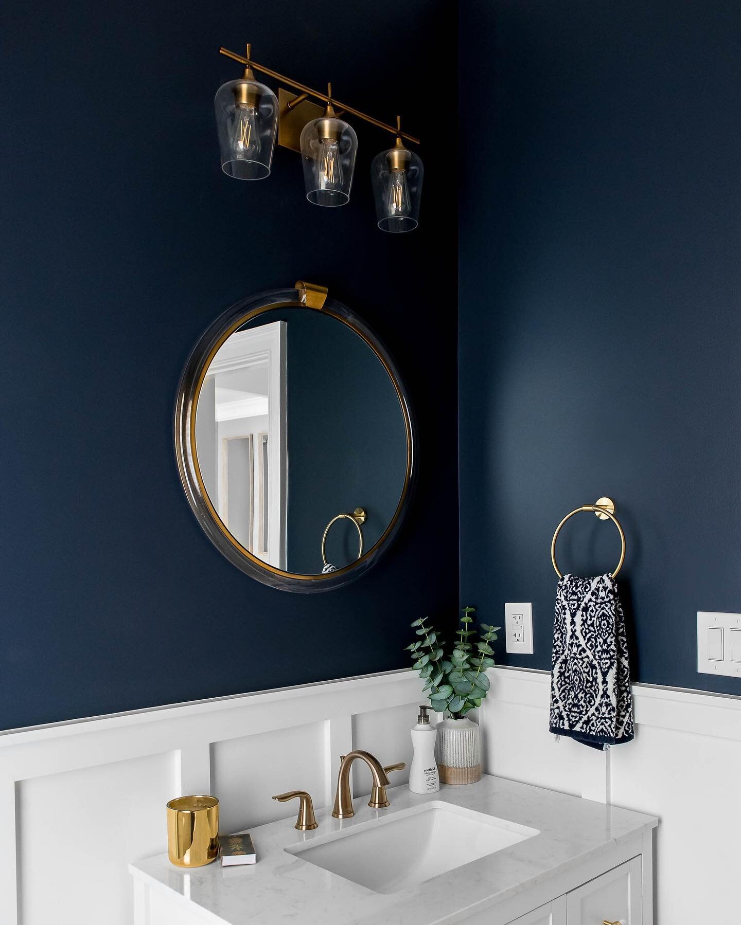 Simple and elegant powder room? Yes, please!🩵

Design: @thecarolinahome