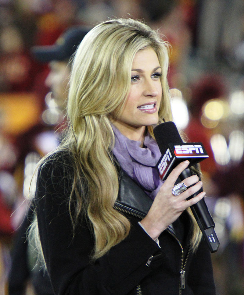 Erin Andrews field reporting at USC vs. Oregon game, 2010. Neon Tommy, Wikimedia Commons.