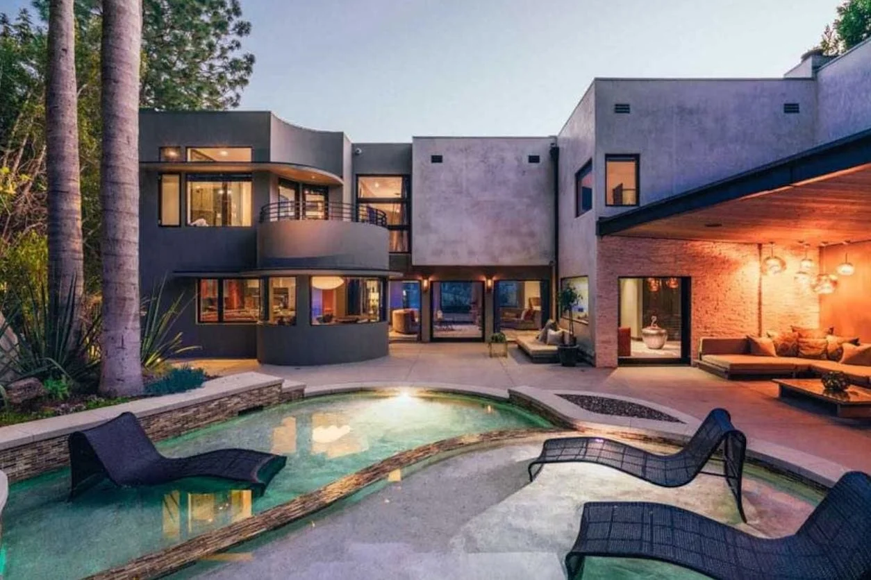 Reminiscing on this pergola and lounge furniture we did 😎