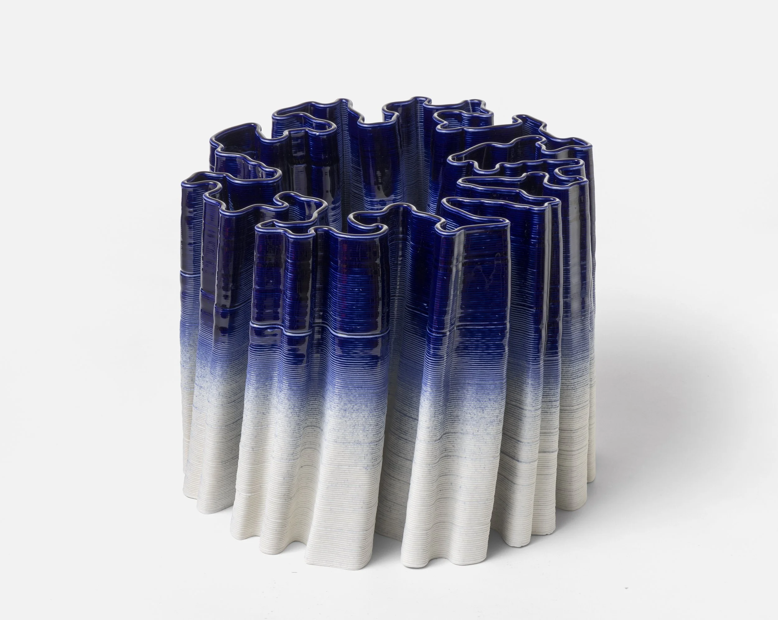  Differential Growth #104 (2024)  H25,5cm Ø32 cm  Porcelain, glaze  Photo: Ole Akhøj 