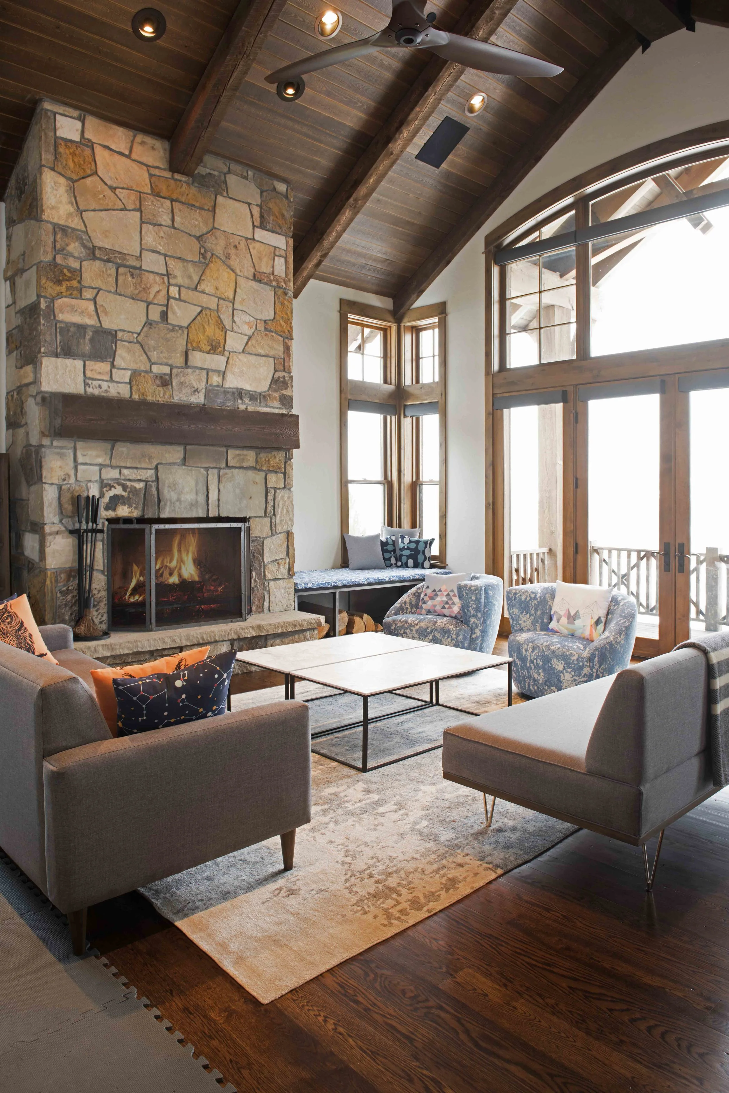 Modern and cozy in the same room is a hard atmosphere to create. I love how you could just curl up by the fire on these modern furnishings.