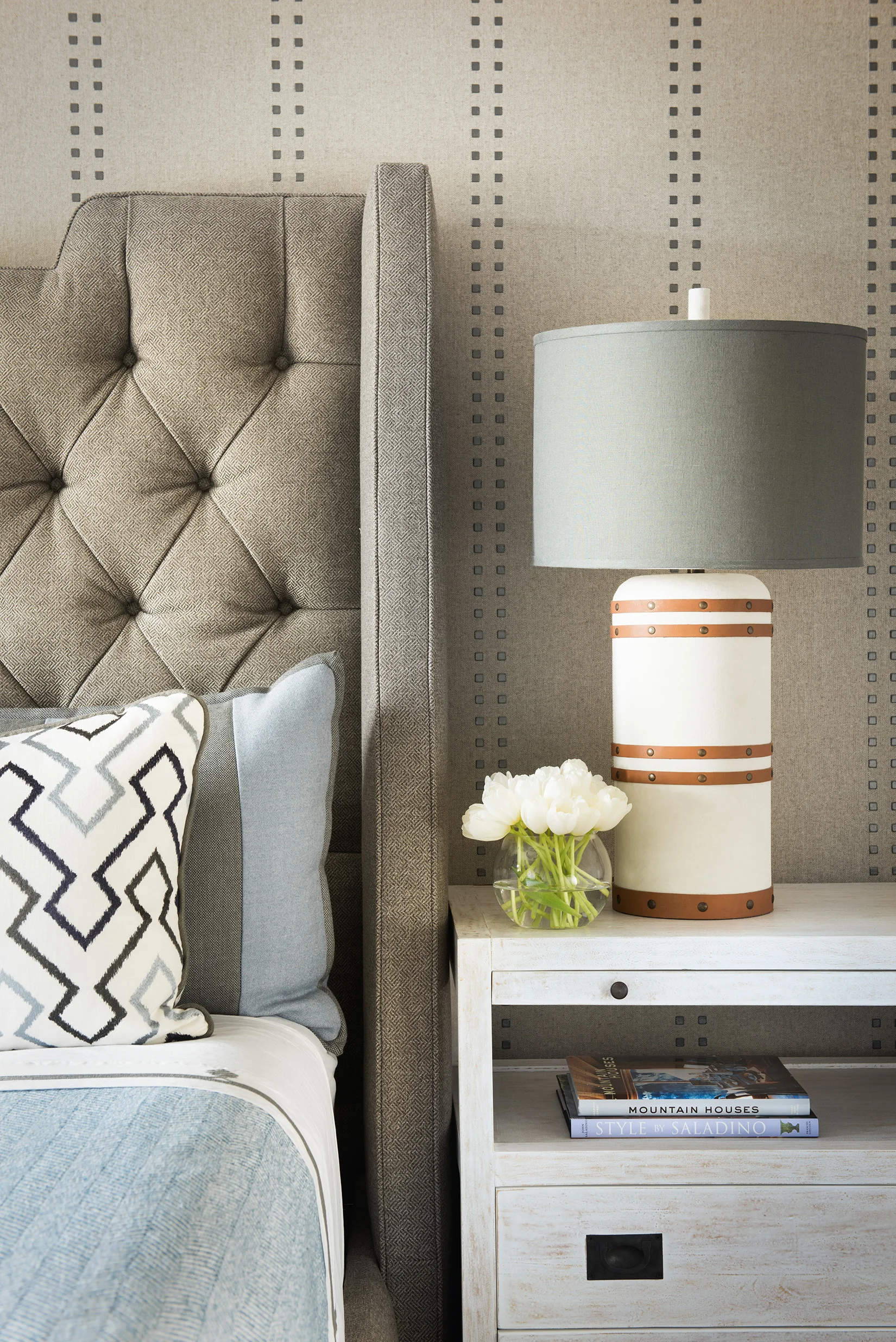 The relaxing atmosphere of this guest room is very welcoming.