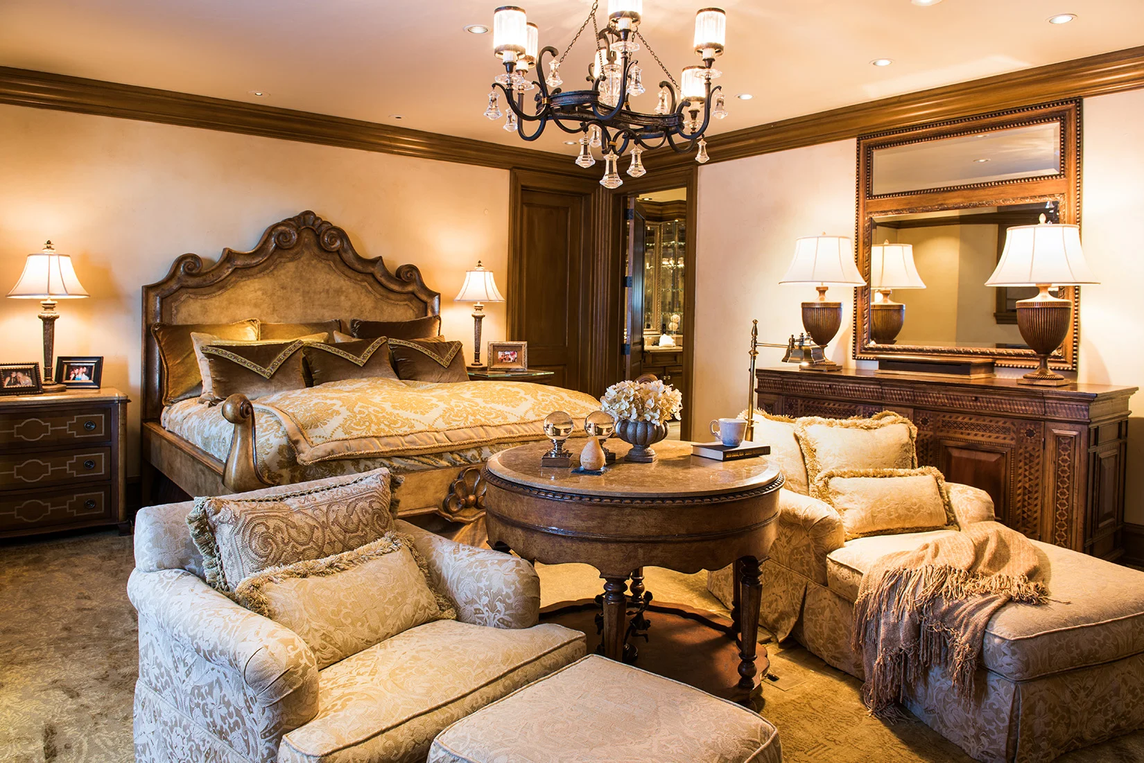 This home is all about luxury! The decor and furnishings in all the bedrooms show a sense of elegance.