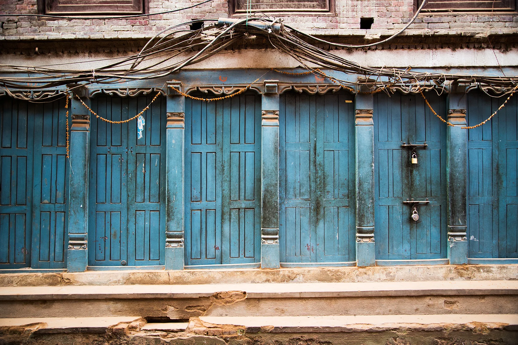 Blue is my favorite color, so obviously I was drawn to the bold blues and teals of this storefront. Incredible!