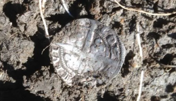 En engelsk sølvpenny fra regjeringstiden til kong Edward I (1272-1307). Denne ble funnet av Kim Eilertsen med metalldetektor på et jorde ved Krika i 2016.