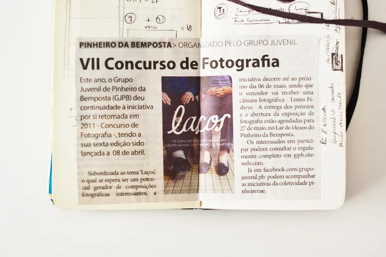 Recorte do jornal do Concurso de Fotografia que ajudei a organizar. Um tema muito especial - laços - e uma foto ainda mais especial dos meus pais no cartaz.  Newspaper cut out of a Photo Contest I helped organize. A very special theme - bows - and an even more special photo of my parents in the poster.