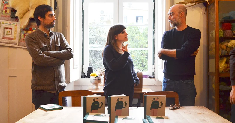 Fotografia da Maria,    retirada do Mais tinta e Papel, num post sobre o lançamento   .  Photograph from Maria, taken from  Mais tinta e Papel, in a post about the launch .