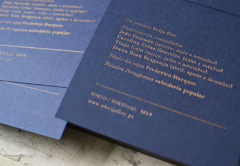 Detalhe da impressão da contracapa que contém a ficha-técnica do calendário. /  Back cover print detail, containing the calendar´s technical sheet.