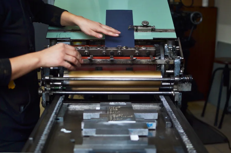 Da impressão da capa do calendário. /  The printing of the cover.