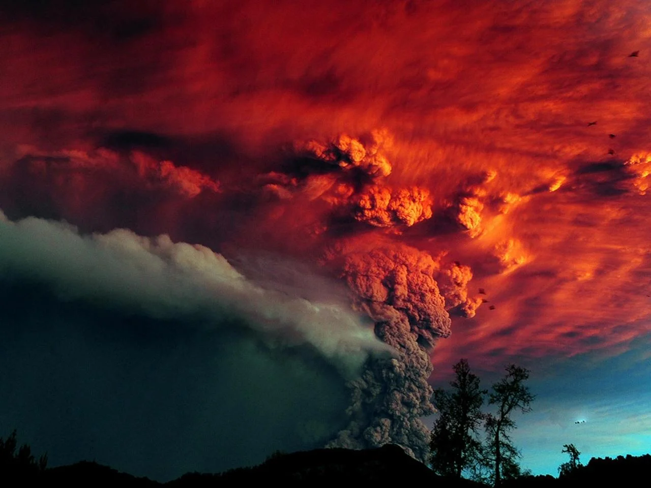 volcano_eruption_smoke_colors_1280x960_hd-wallpaper-51923.jpg