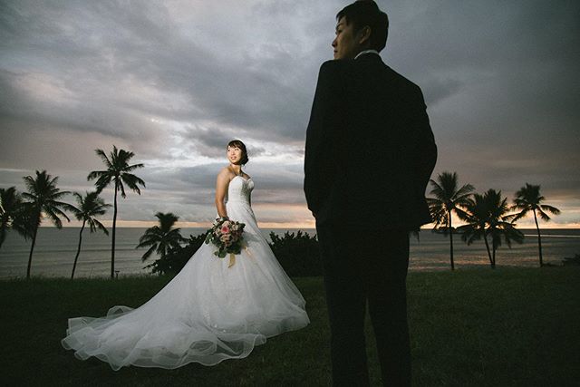 When the bones are good, the rest don&rsquo;t matter. Yeah, the paint could peel, the glass could shatter. Let it rain, &lsquo;cause you &amp; I remain the same. @marenmorris .
.
.
#2020冬婚
#hawaiiwedding
#hawaiielopement
#weddingphotography
#weddingp