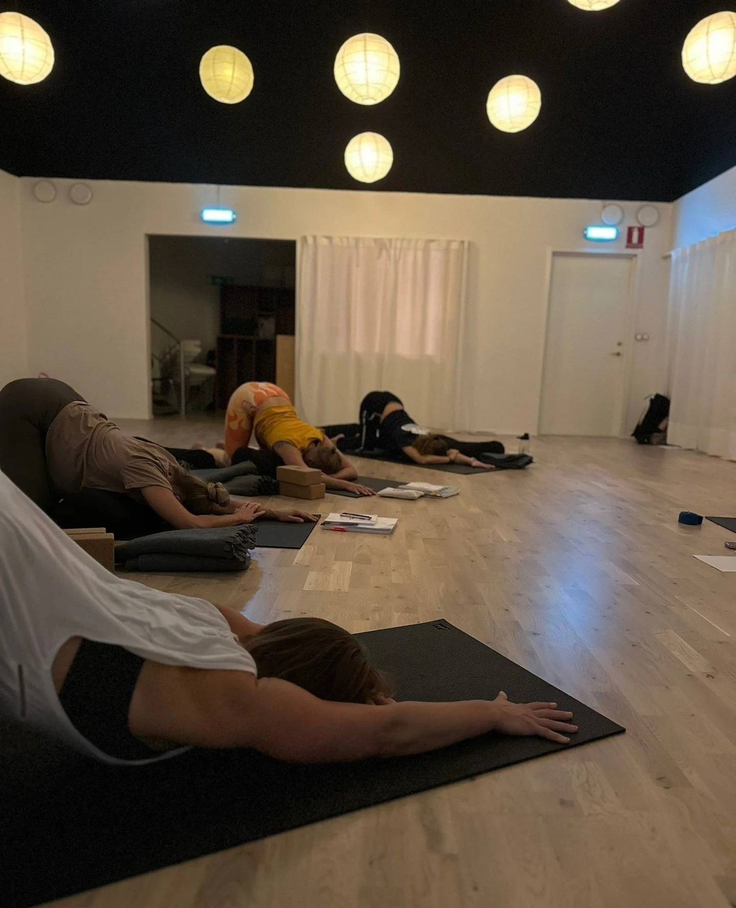 Yinyoga 🪷 d&auml;r stillheten blir styrka!⁠
⁠
Ett stort tack till v&aring;ra fantastiska deltagare p&aring; v&aring;r Yinyoga-utbildning i Malm&ouml;. Ni dyker djupt i er egen sadhana denna vecka. Stillheten, n&auml;rvaron och den inre resa som g&ou