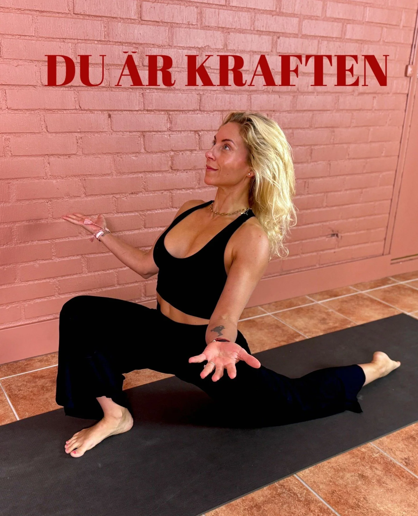 Den som har r&ouml;tter beh&ouml;ver inte jaga vinden 🌳⁠
⁠
Kraft &auml;r inte n&aring;got vi hittar utanf&ouml;r oss sj&auml;lva. Den v&auml;xer inifr&aring;n, n&auml;r vi v&aring;gar stanna upp och l&aring;ta r&ouml;tterna s&ouml;ka sig djupare.⁠
⁠