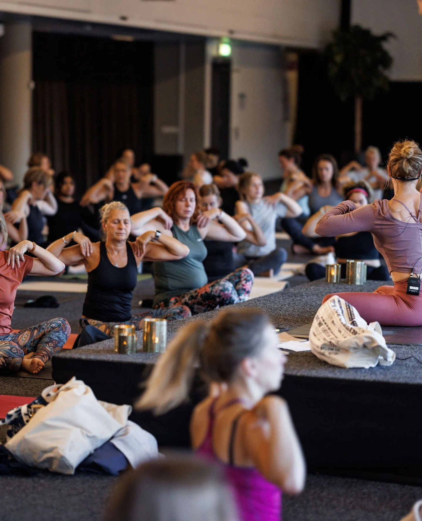 Är musik distraktion eller medicin på mattan?
I Global Yoga tror vi att den kan vara båda, beroende på hur du använder den. Musik är inte bara bakgrund i våra klasser, den är en puls, en våg, en co