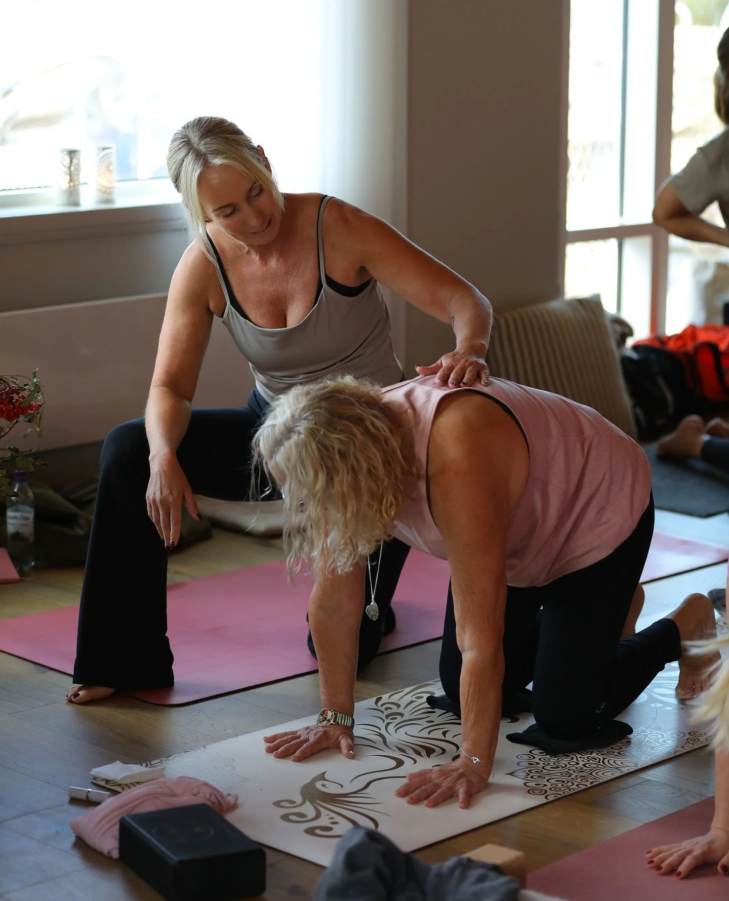 Bakom varje magisk yogaklass finns en genomt&auml;nkt struktur, en osynlig tr&aring;d som b&auml;r b&aring;de dig och dina elever.⁠
⁠
Global Yogas grundpelare 🎓 Pedagogik: Hos oss betyder det att klassen b&auml;r dig och inte tv&auml;rtom.⁠
⁠
N&auml