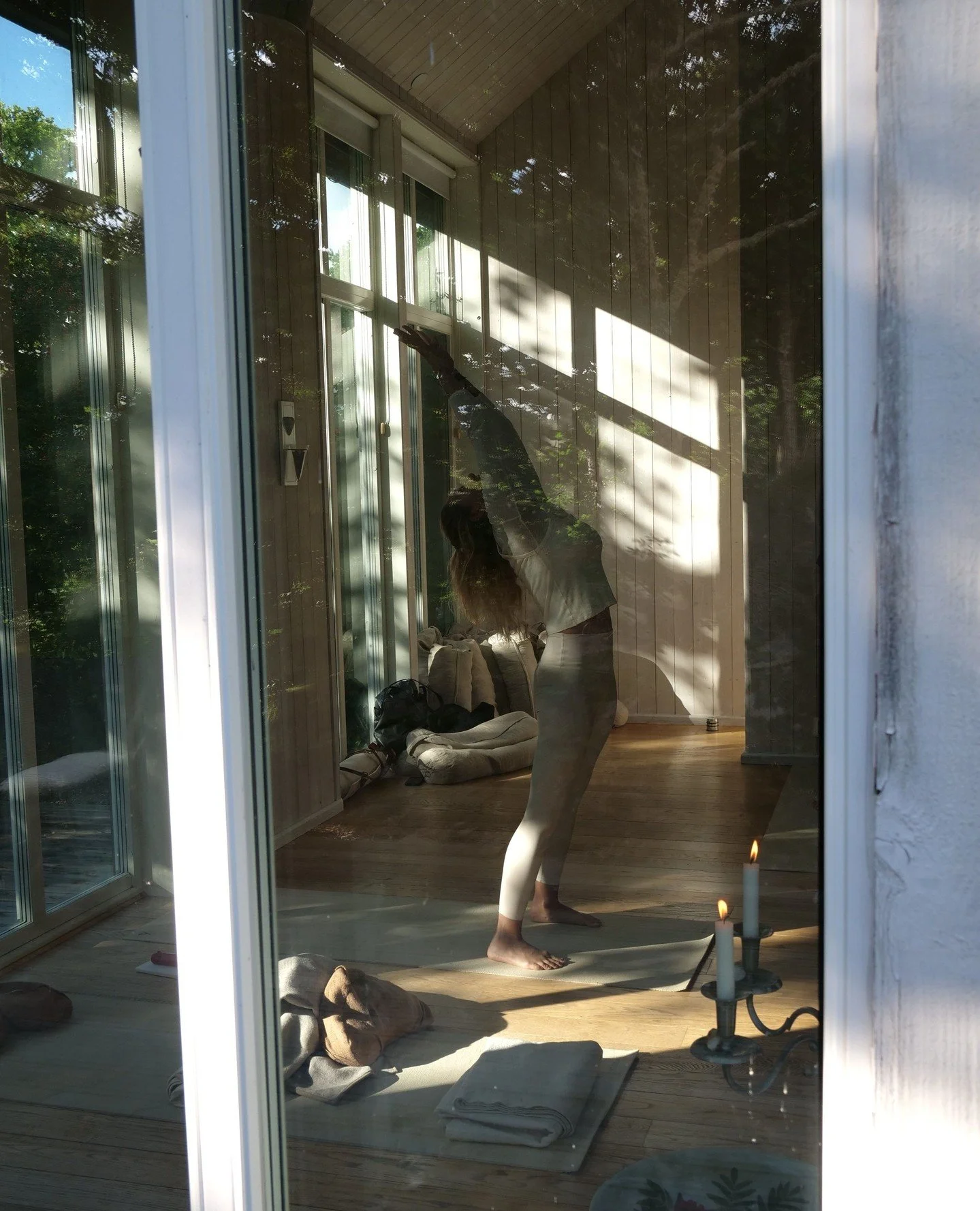 🧠 Stress sitter inte bara i huvudet.⁠
⁠
Den sitter i kroppen.⁠
⁠
N&auml;r vi stressar aktiveras det sympatiska nervsystemet och kroppen g&aring;r in i beredskap. Hj&auml;rtat sl&aring;r snabbare, musklerna sp&auml;nns, tankarna snurrar. Vi &auml;r g