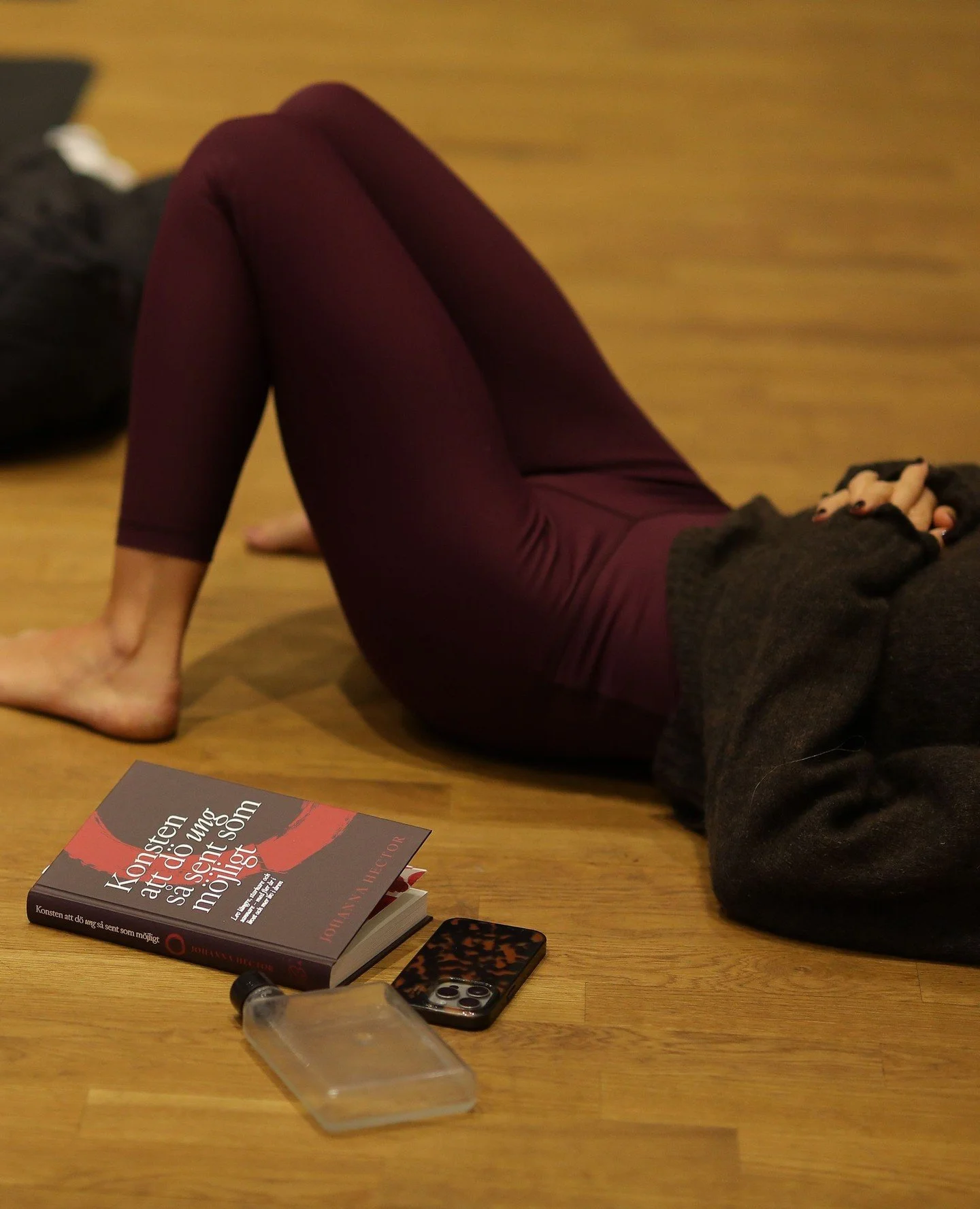 Det finns b&ouml;cker som l&auml;r dig mer.⁠
Och s&aring; finns det b&ouml;cker som hj&auml;lper dig att minnas.⁠
⁠
I yogapraktiken m&ouml;ter vi kroppen som ett landskap av erfarenhet, intelligens och m&ouml;jligheter. Det &auml;r d&auml;r allting b