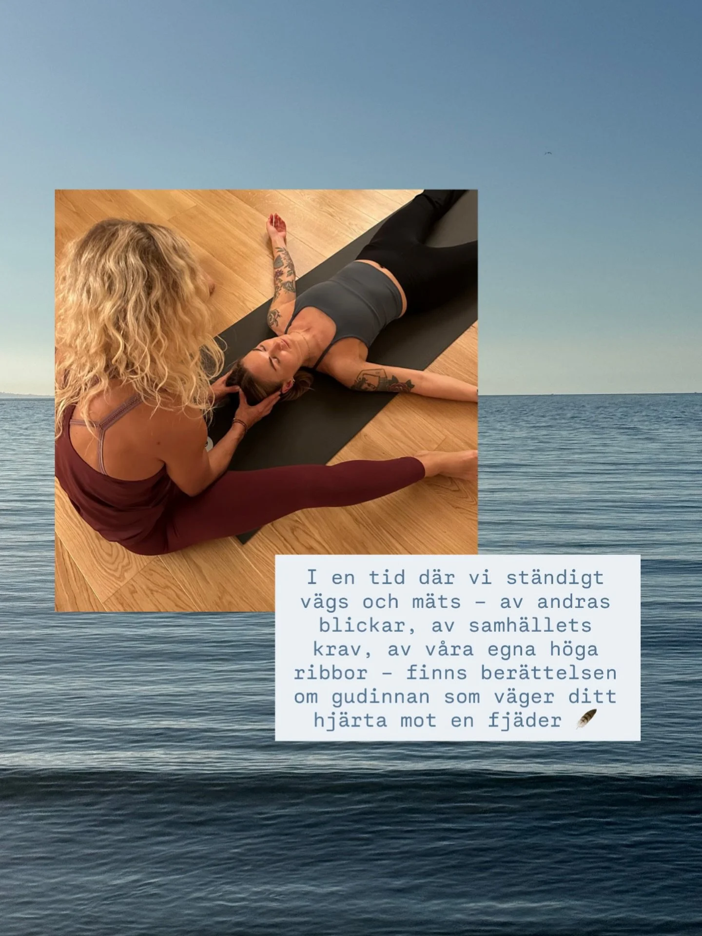 I en tid d&auml;r vi st&auml;ndigt v&auml;gs och m&auml;ts, av andras blickar, av samh&auml;llets krav, av v&aring;ra egna h&ouml;ga ribbor - finns ber&auml;ttelsen om gudinnan som v&auml;ger ditt hj&auml;rta mot en fj&auml;der 🪶.

P&aring; v&aring;