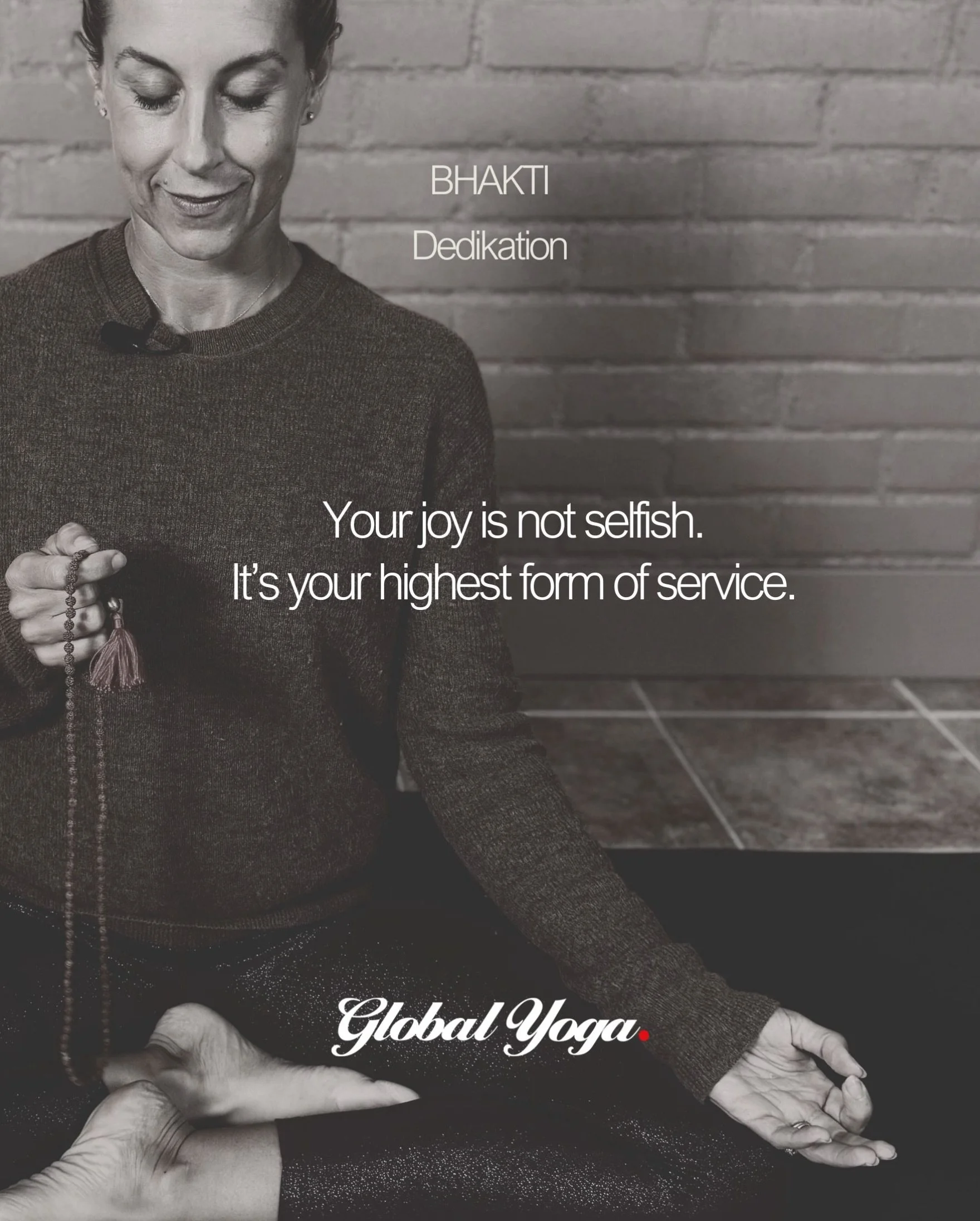 Vad h&auml;nder om du ger det som g&ouml;r dig glad en sj&auml;lvklar plats i livet? ❤️

Inom yogafilosofin &auml;r bhakti h&auml;ngivenhetens v&auml;g, f&ouml;rankrad i k&auml;rlek till det gudomliga. Hos oss p&aring; Global Yoga v&auml;cker den ock