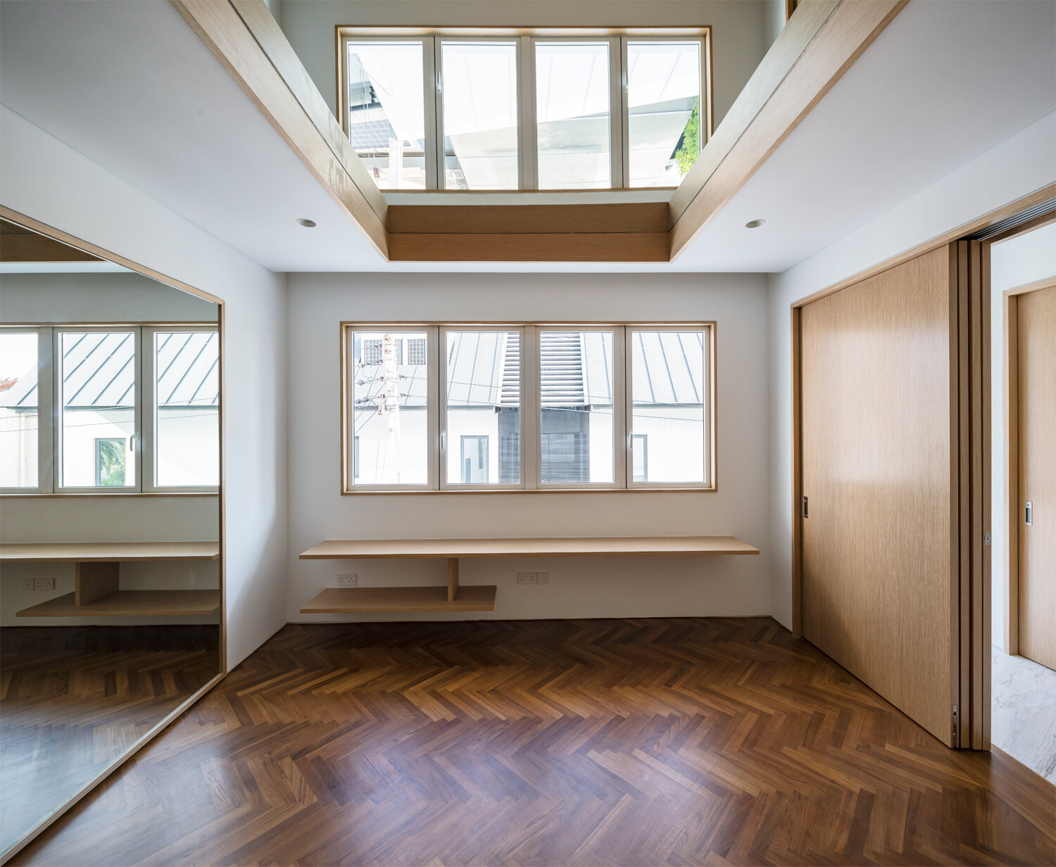 Yoga room with mirror ceiling