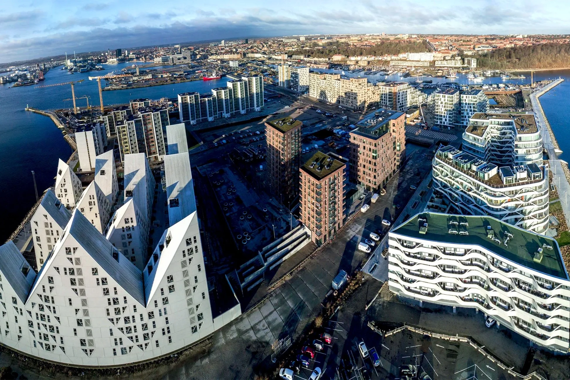  Et foto af det Aarhus, der endnu ikke er fuldt fortalt: En fortælling der går helt tilbage til Aarhus’ fortid som vikinge-købstad. Et område alle taler om uden helt at vide hvad de skal mene.   Drone-teknologien giver os en unik mulighed for at fors