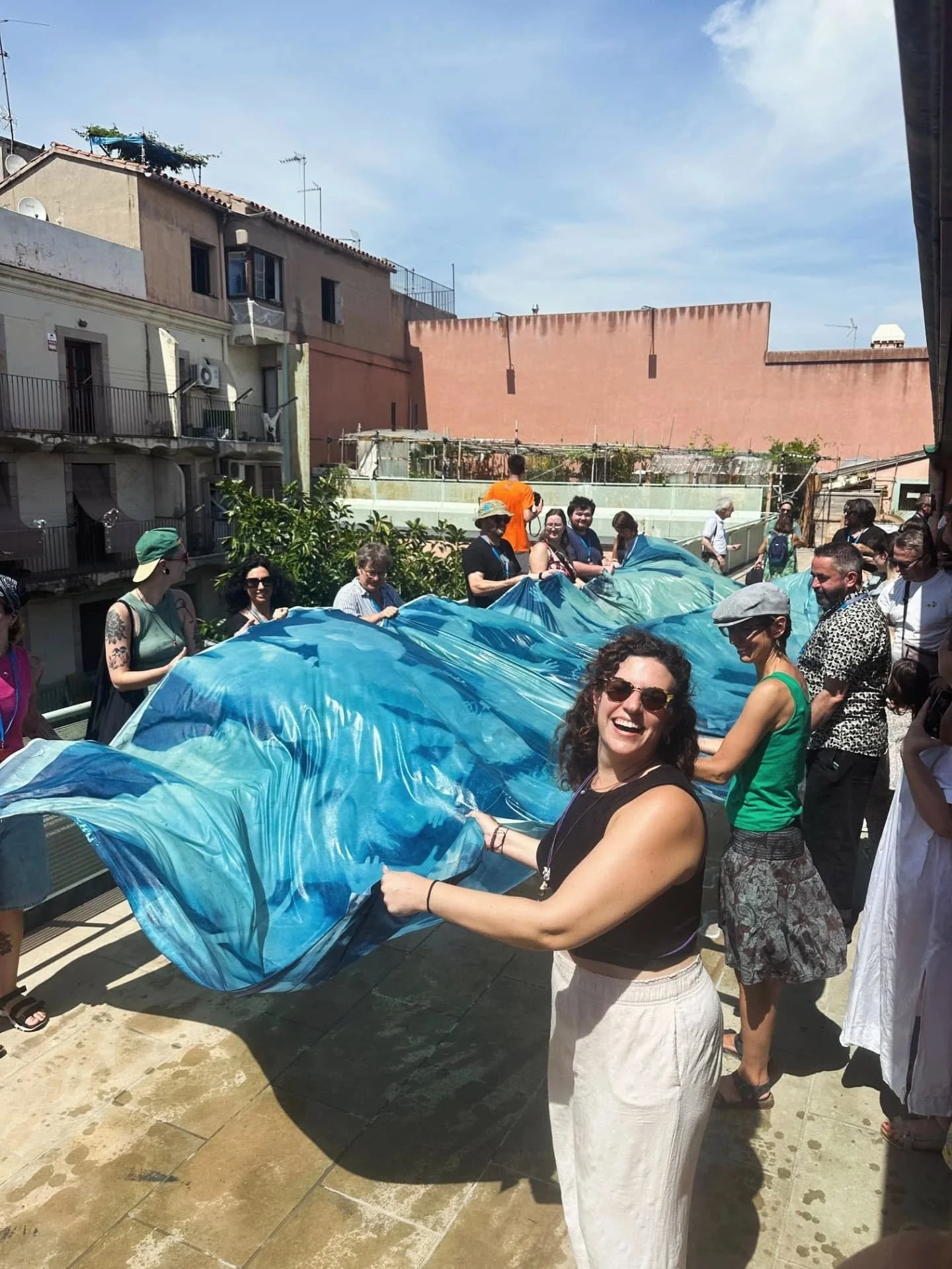 The face of pure joy from making a massive collective cyanotype on a Barcelona rooftop!
The perfect final activity to close off @experimentalphotofestival, and to stain your beige pants 😅 
but seriously who wears beige to make  cyanotypes? 

A rooki