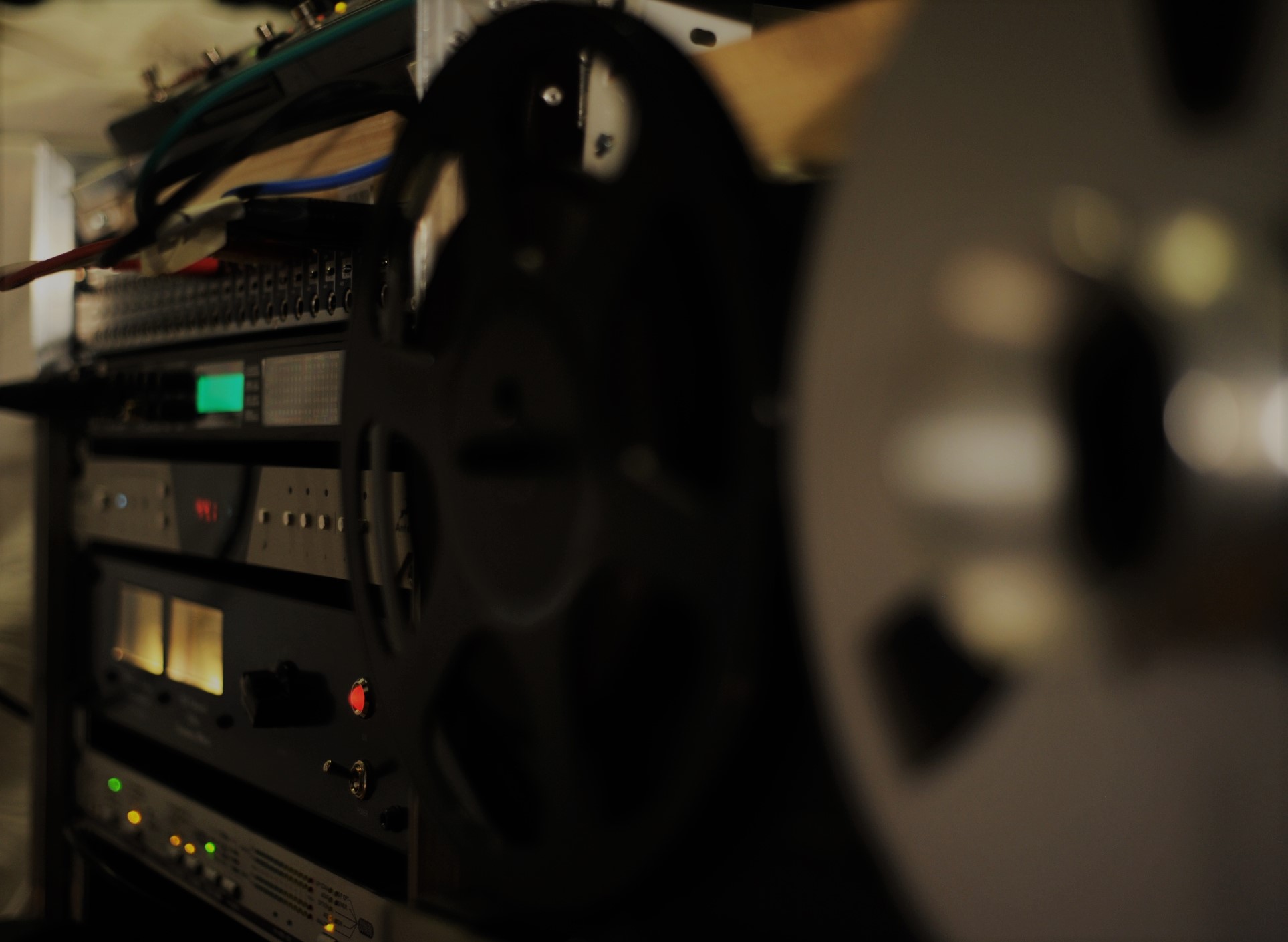 Good Conversion and analog Summing are key ingedrients of our sound. 