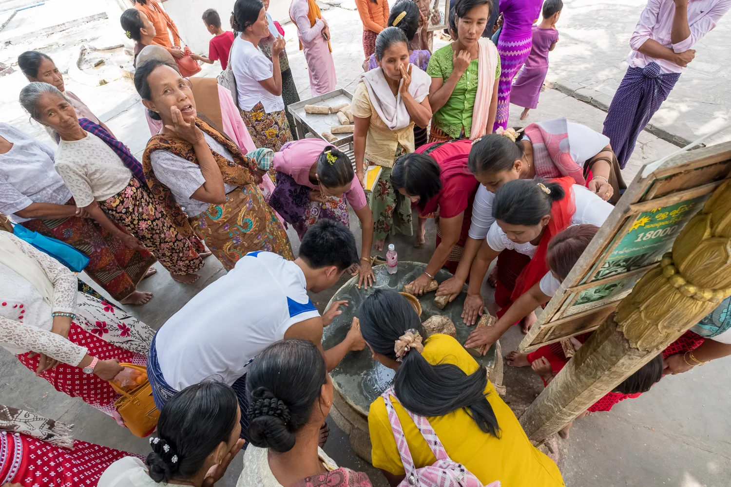 Applying thanaka at Kuthodaw Pagoda