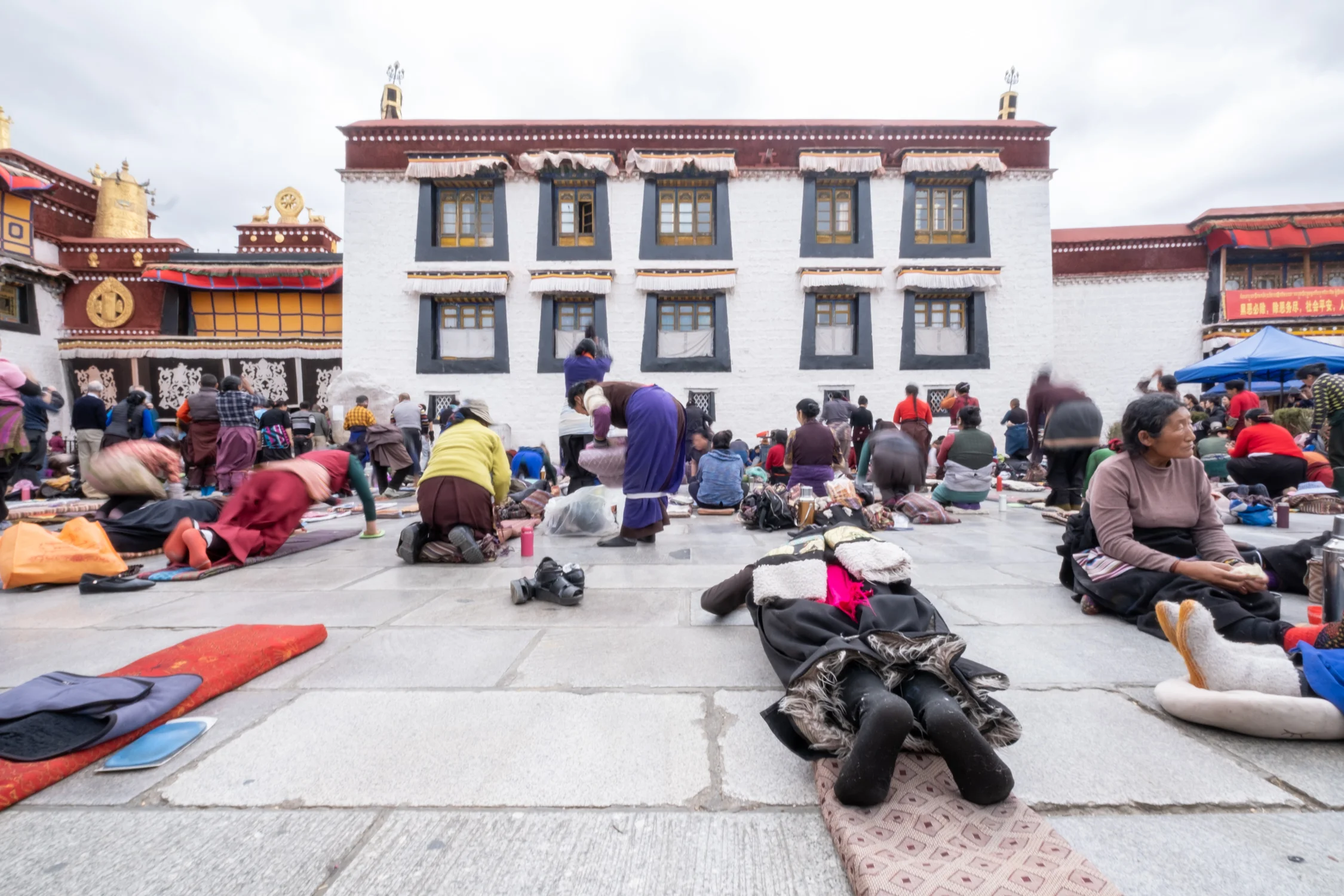 Prostration at Jokhang Temple