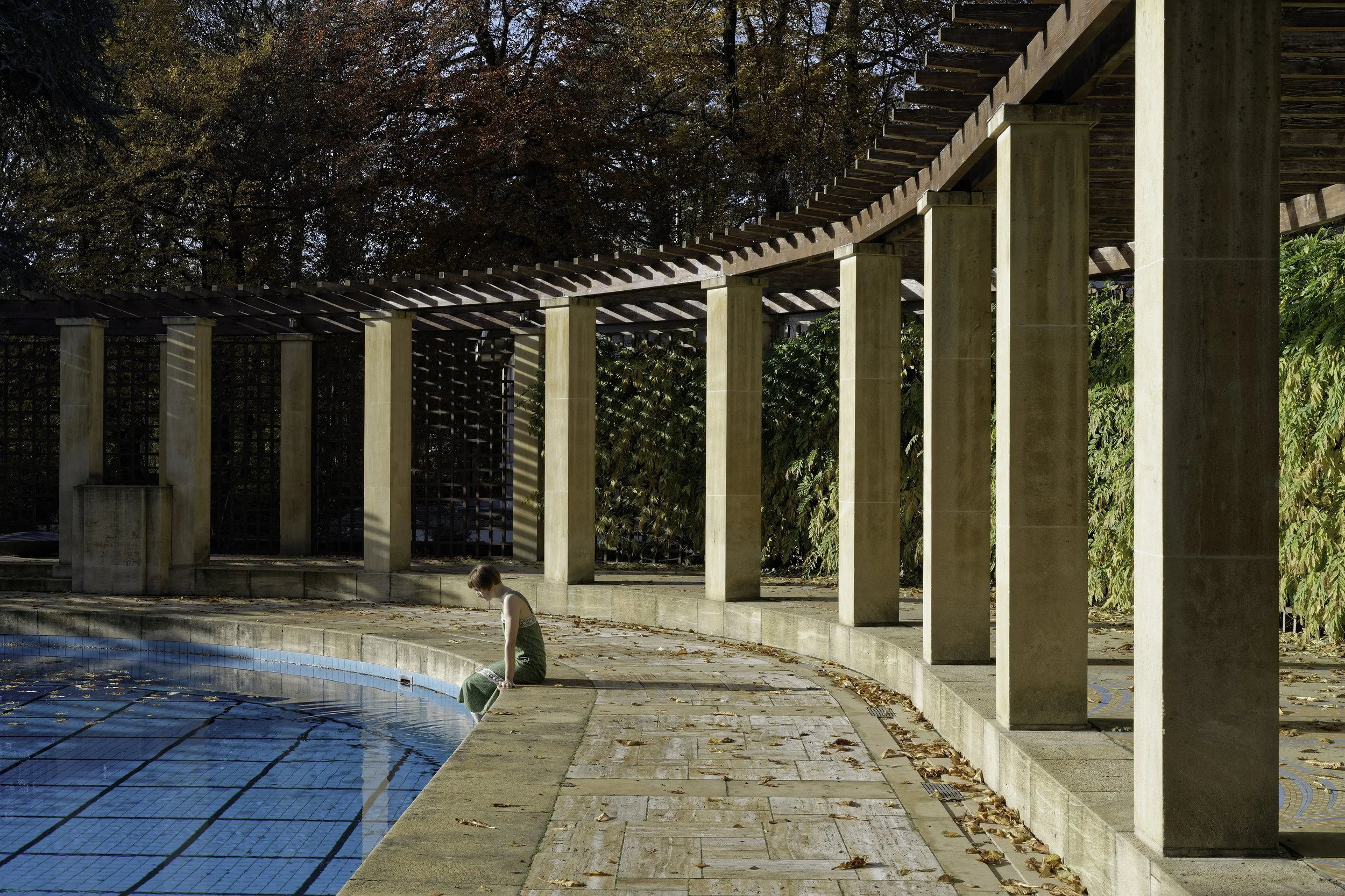 Piscine (pieds dans l'eau)