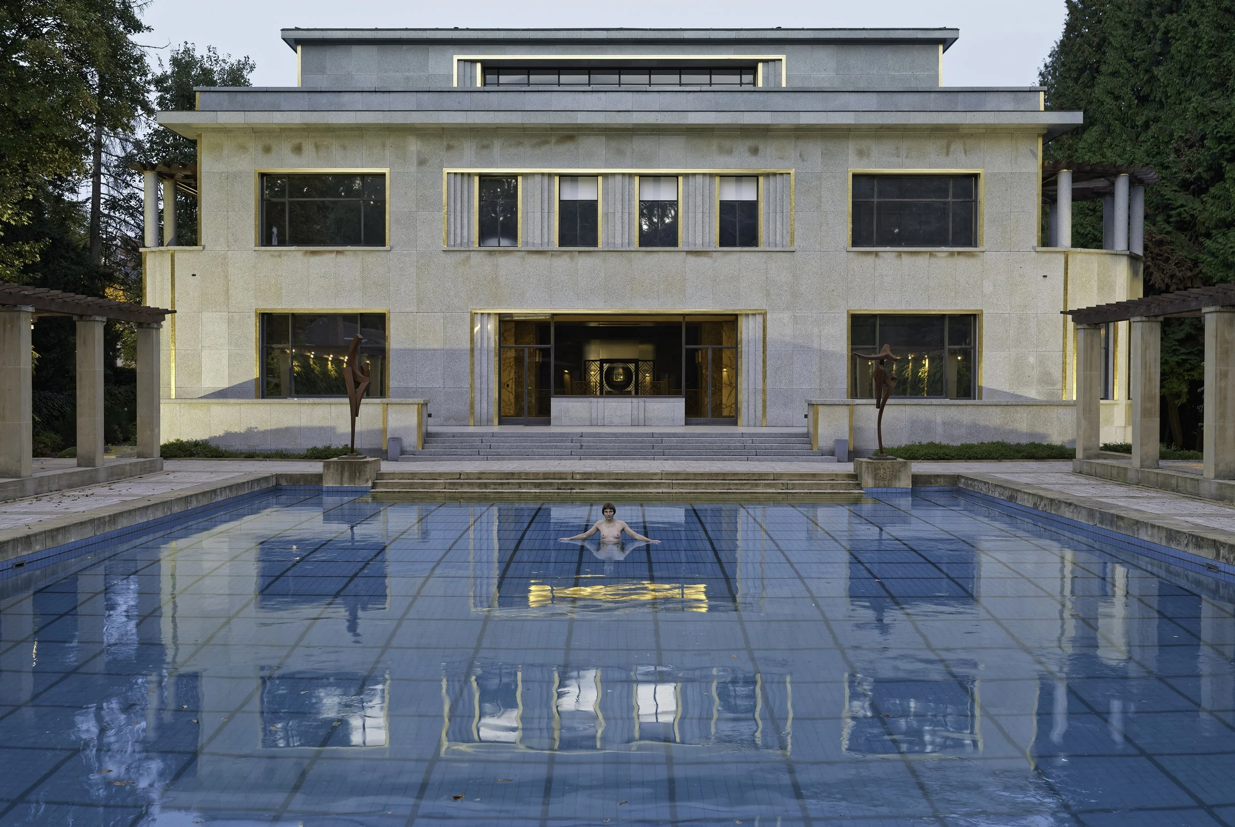 Piscine, de face