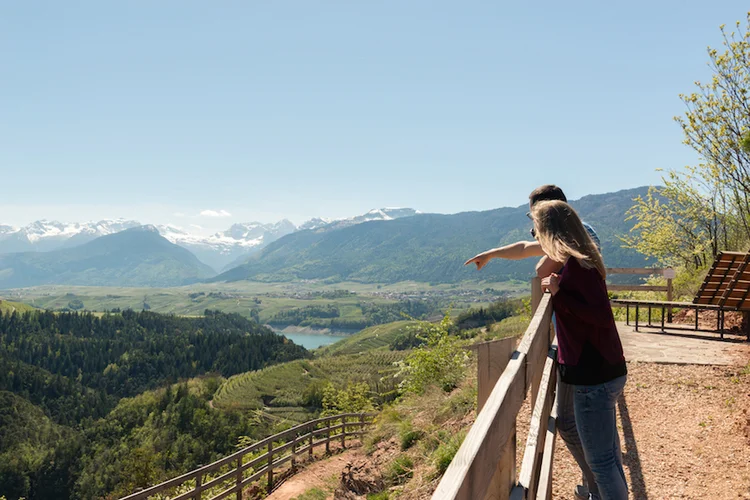 A PANORAMIC VIEW ONTO THE VALLEY