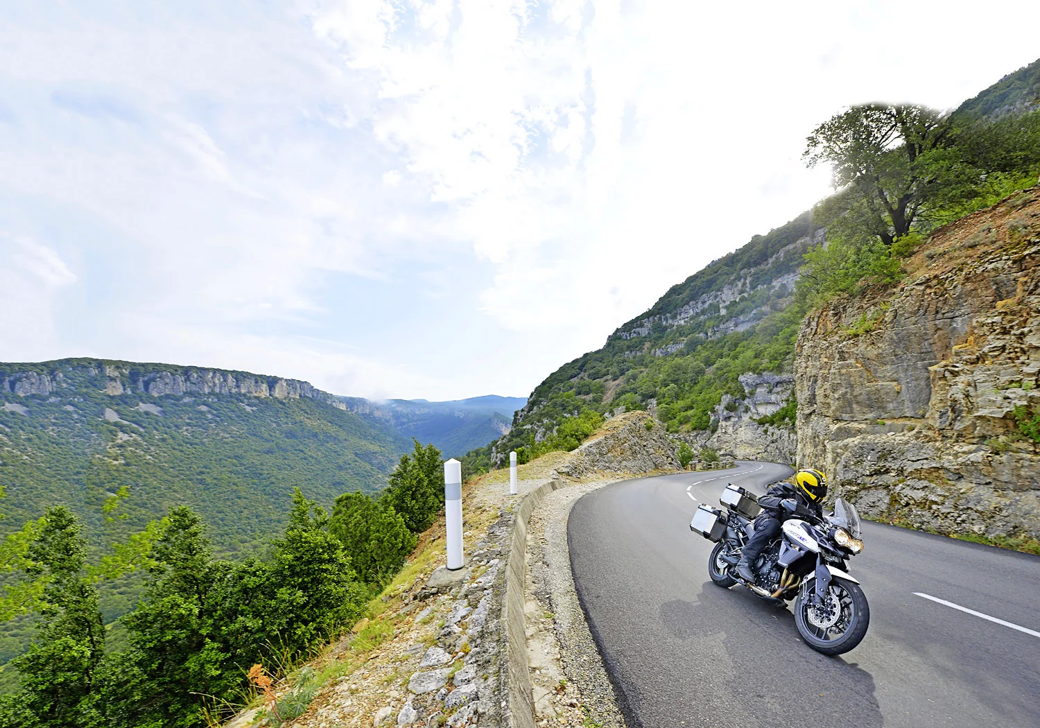 The D290 alongside the Gorges de l’Ardèche is a stunning vista