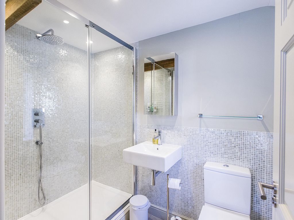 2 Albert Place: En suite bathroom