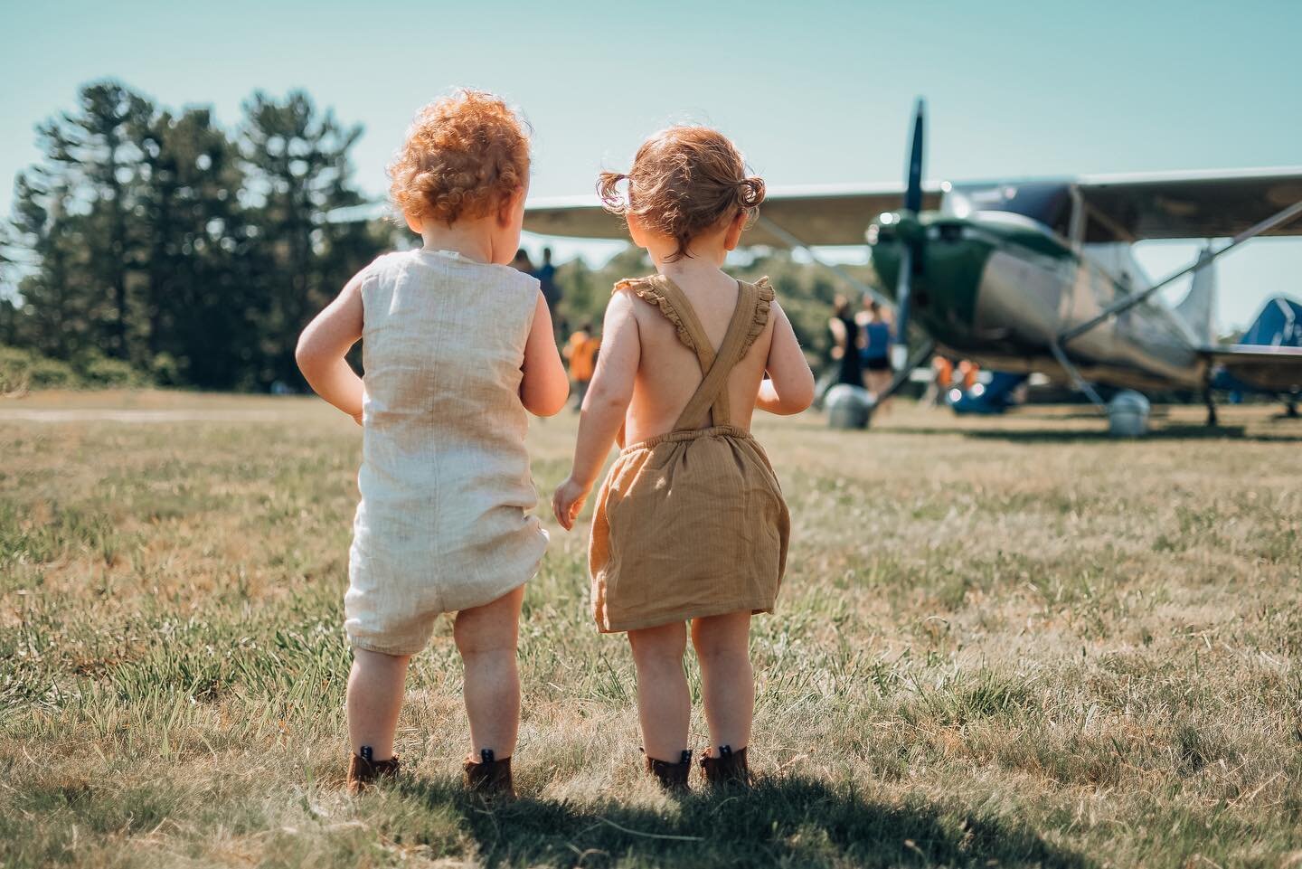 Father's Day breakfast at Cranland Airport, which was AMAZING! We found a shady spot under the wing of a parked plane, set up their little portable high chairs, and we ate breakfast while watching all the planes take off and land around us. Swipe to 