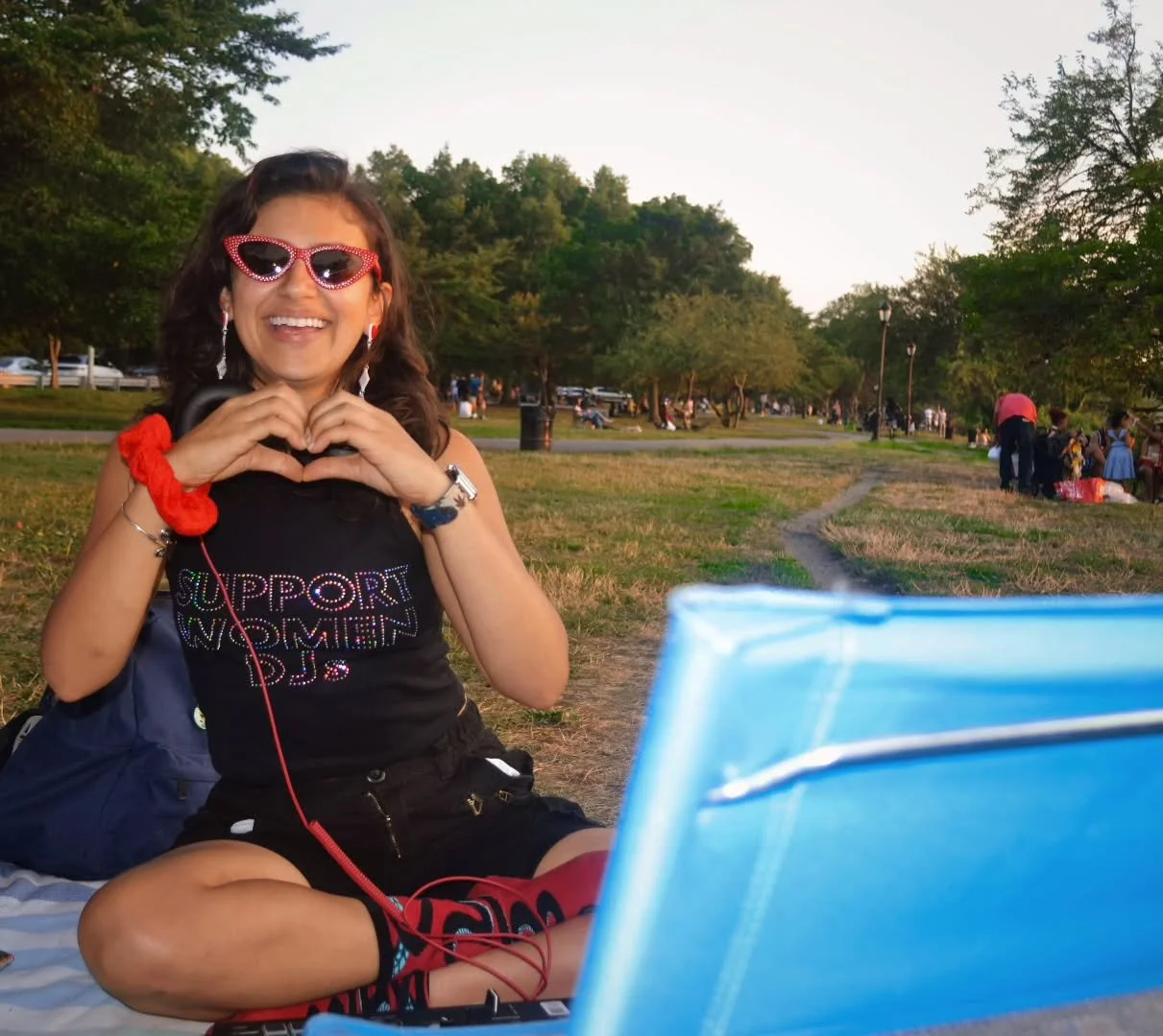 summertime sadness ebbed and flowed,
towed its tide and backed off clean.
revealing every technicolor shell:
joy hiding there underneath.

hope u all had a great past few months ♡ ☀️

1st📸: @ladyevivian 💖