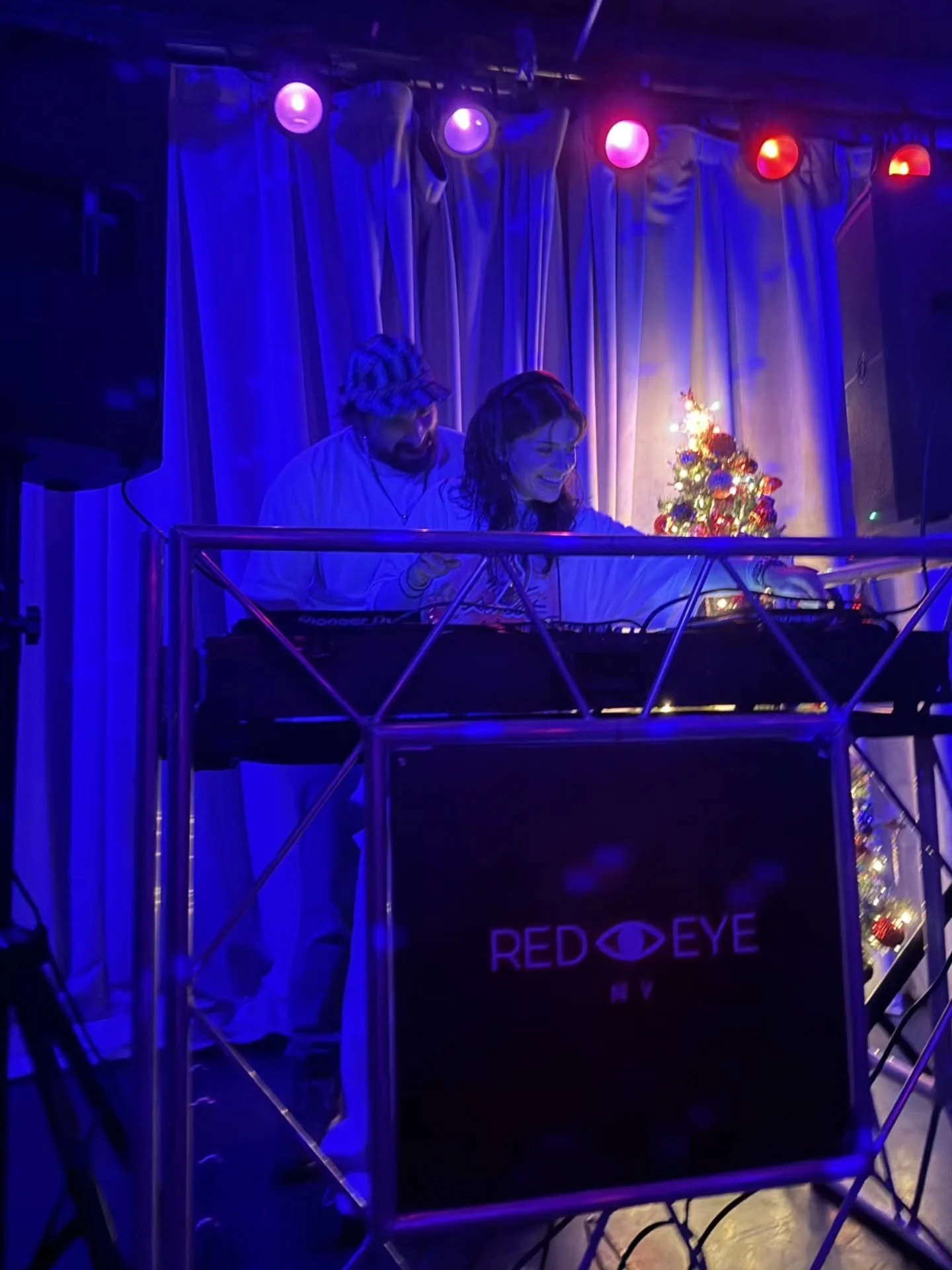 FAVORITES OF 2025:

🎶 song: Baby Blue - SG Lewis, Oliver Sim
📽 movie: Weapons
❣️ color: red
🇮🇹 destination: Tuscania, Italy
✨️ spa: QC Spa
💞 emotion: gratitude
☀️ activity: forgetting my phone exists
💈haircut: the bangs i didn't regret

@__labo